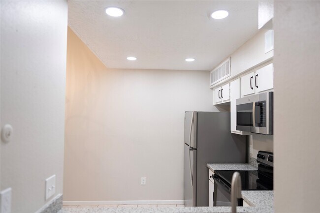 Photo - 2021 Spenwick Dr Unidad 624