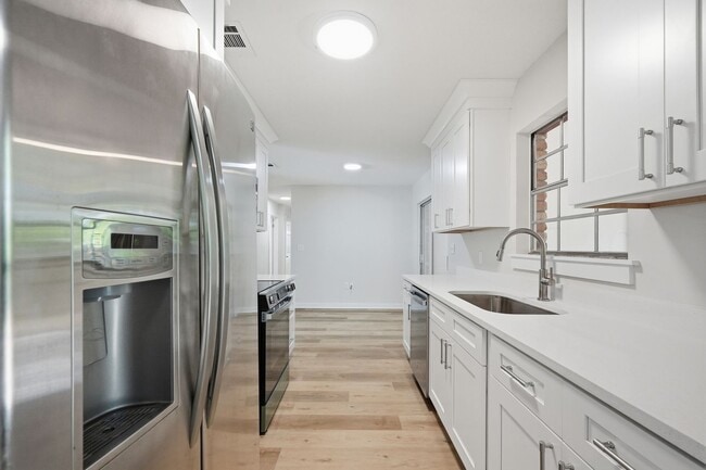 Photo - All Brick Home & Large Yard in Niceville!