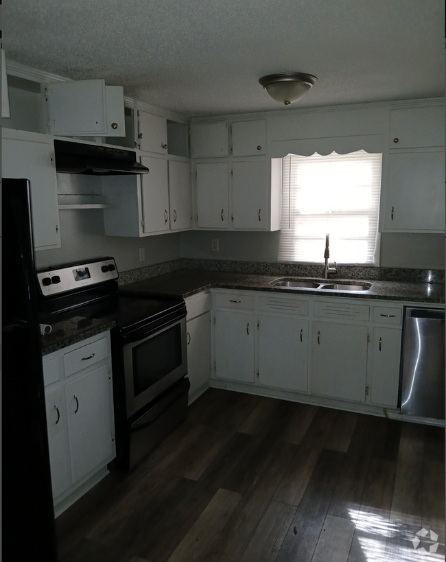 Building Photo - PRICE REDUCED! AVAILABLE NOW! Rental
