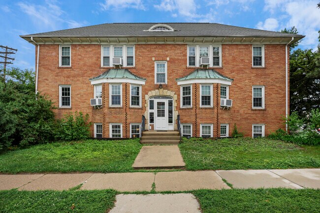 Building Photo - 833 Midland St