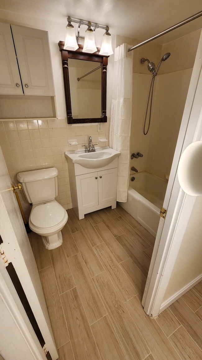 Building Photo - 20 School Ave Unit A1