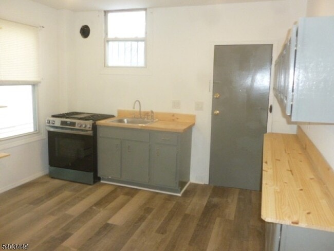 Photo - 523 Franklin St