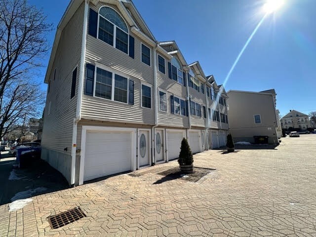 Building Photo - 47 Alder St