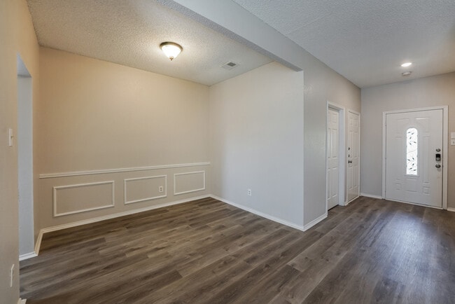 Photo - 1005 Meadowbend Dr