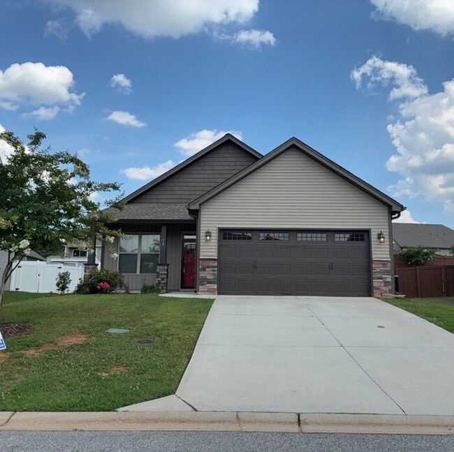 Building Photo - "Charming 3-Bedroom Home with 2 Full Baths in Greenville's Forest Ridge!"