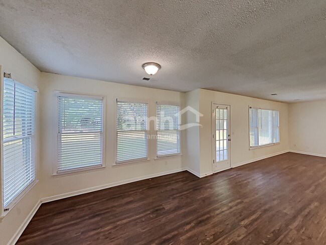 Photo - 1121 Lauren Way