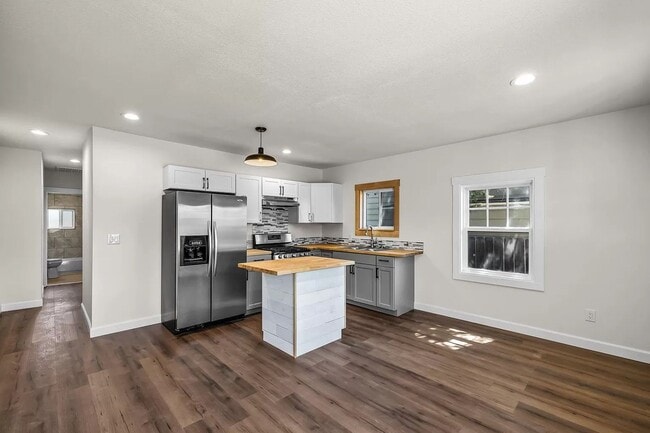 Photo - 202-208 NE Juniper St Unidad 202