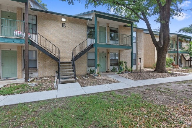 Building Photo - Great Location, Immediate Move In available - 2 bed / 2 bath Condo - 100% off First Month's rent!