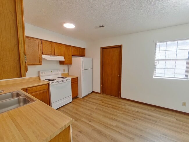 Photo - 3227 S Illinois St