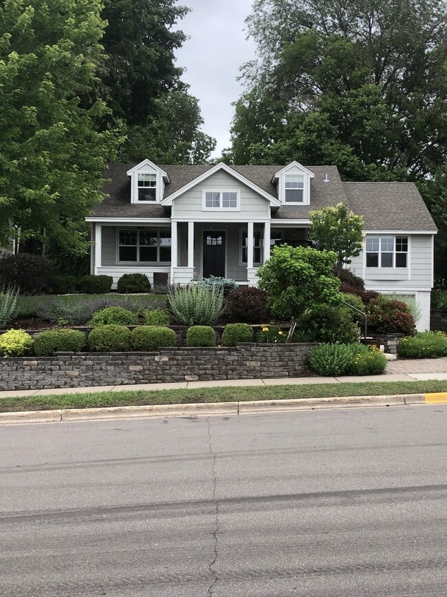 Photo - 615 Rice St E