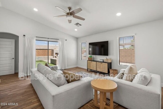 Photo - 3402 E Menadota Dr