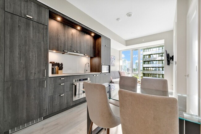 Photo - 438 Wellington St W Unit ID1050761P