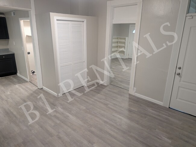 Photo - 615 N Blish St