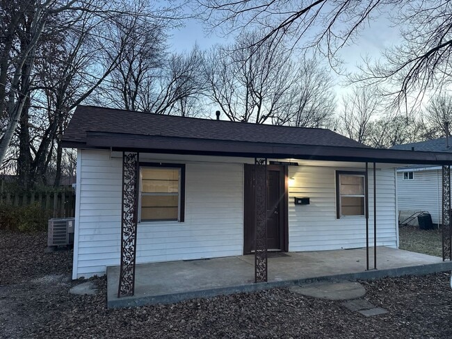 Building Photo - Available Now! 3-Bed, 1-Bath Central Springdale Home with Fenced-In Yard