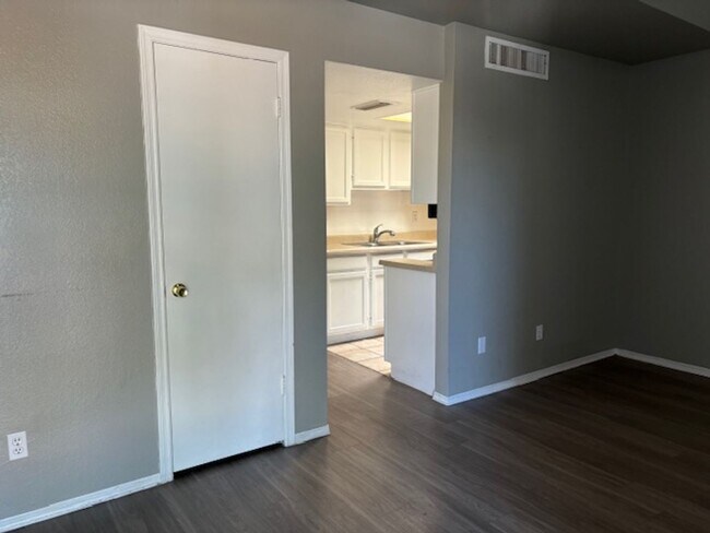 Photo - 1 BEDROOM 1 BATH WITH 1 CAR GARAGE ATTACHED IN NICE COMMUNITY GLENDALE Unidad 244