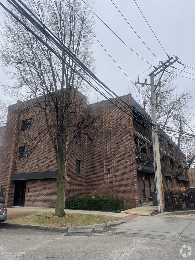 Building Photo - 4901 W Winona St Unit 2F Rental