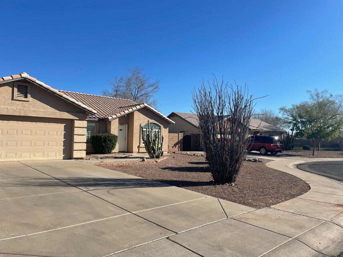 Location, Location, Location Gilbert 3+Den, 2 Bath, 2CG. - Location, Location, Location Gilbert 3+Den, 2 Bath, 2CG.