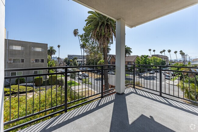 2BR, 2BA - 900SF - Balcony