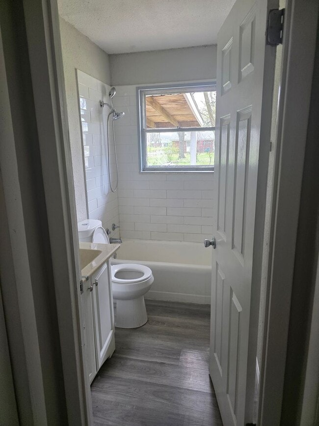 Photo - 2020 Louise Ave