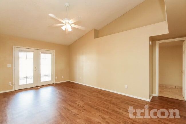 Photo - 102 W Ivyglen St