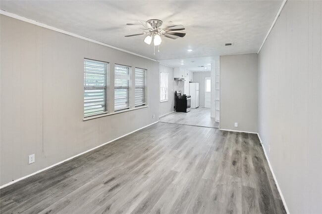 Photo - 1106-12th 1/2 12th 1/2 St N