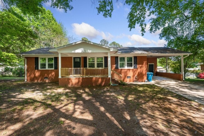 Building Photo - Cozy 3Bed/2Bath with plenty of natural light located in Durham! Enormous backyard is a must see!!