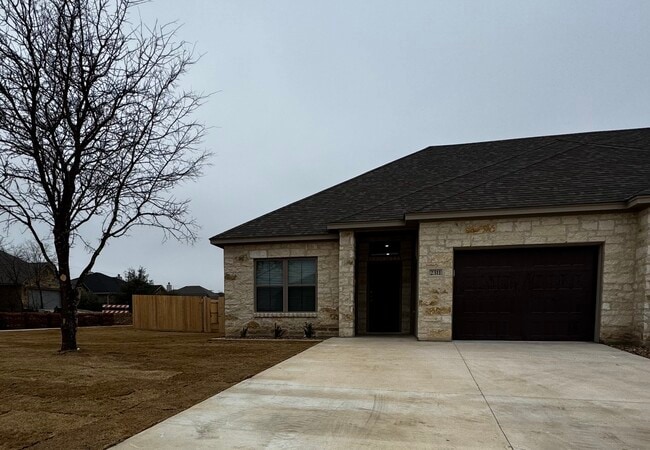 Building Photo - 2423 Briar Hollow Dr Rental