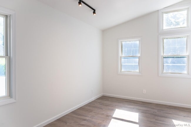 Photo - 43 N Midland Ave Unidad 114