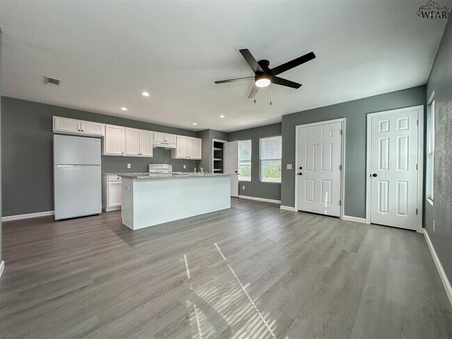 Photo - 223 Loch Lomond Dr