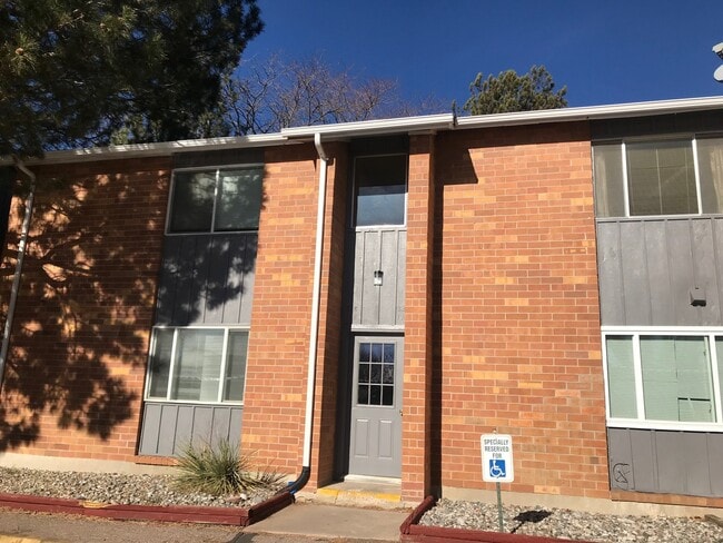 Building Photo - Newly remodeled 1 bed, 1 bath condominium available!