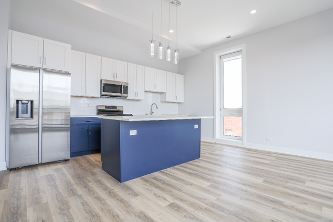 Building Photo - 2402 W Carmen Ave Rental