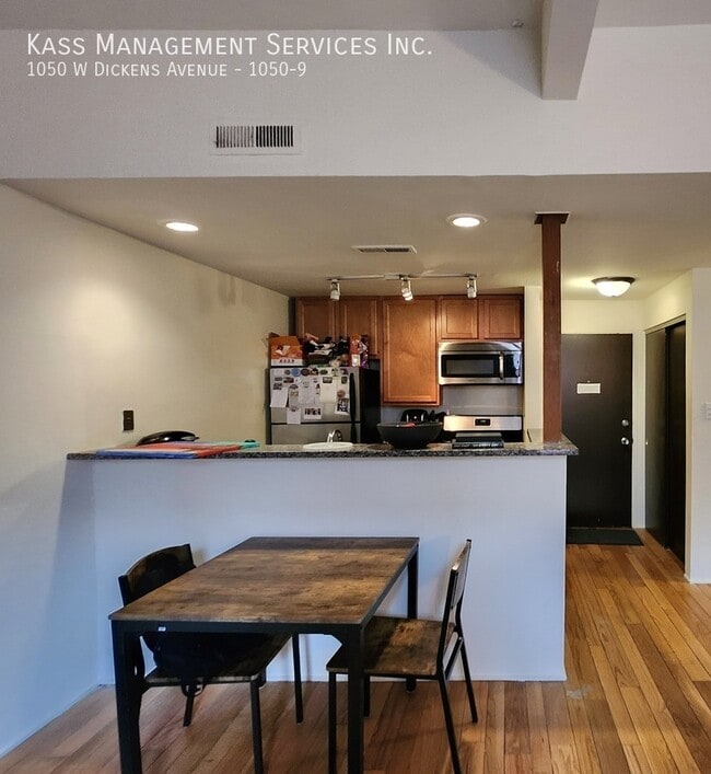 Building Photo - 1050 W Dickens Ave Unit 1050-9