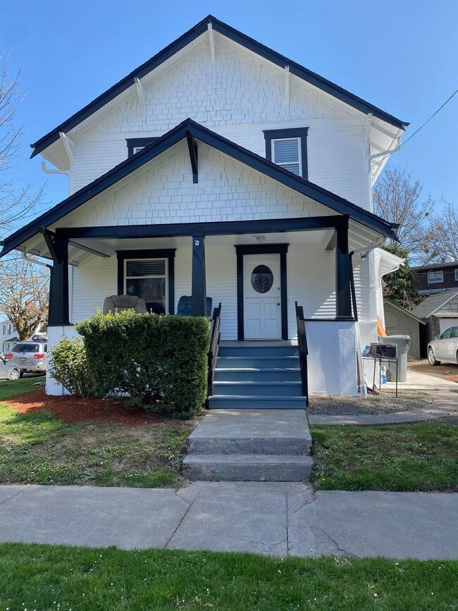 Building Photo - Beautifully Remodeled 7-Bed House