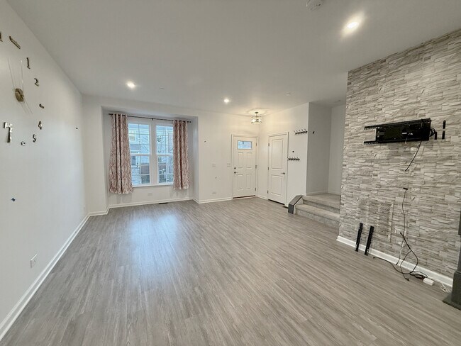 Photo - 45 Nicholas Dr W