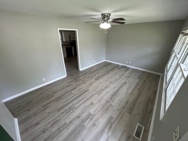 Photo - 3br 1.5 BA with fence