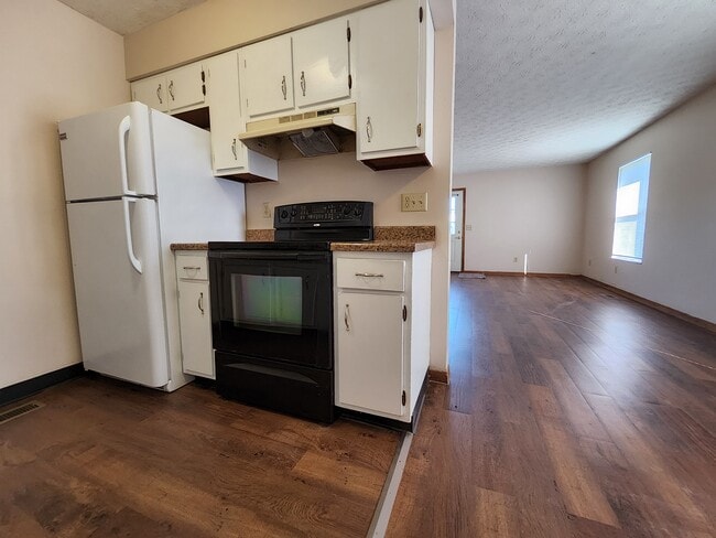 Photo - 210 Heritage Cir