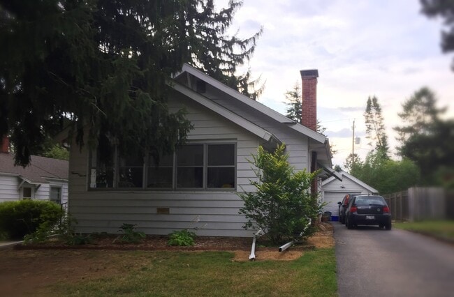 Building Photo - Great Location close to Clark Park!