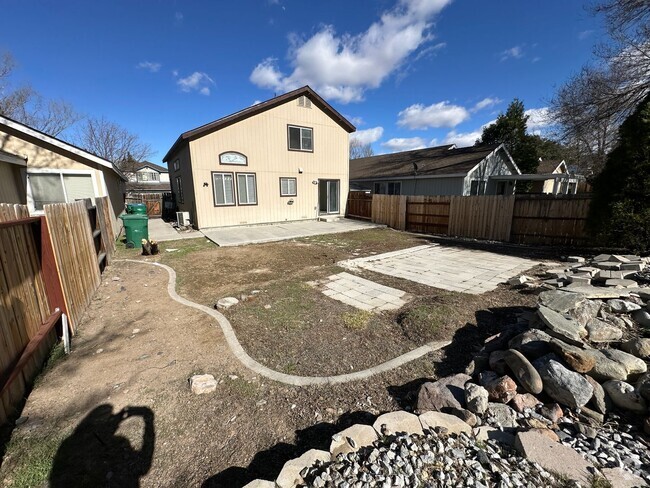 Building Photo - Great two story home in Donner Springs