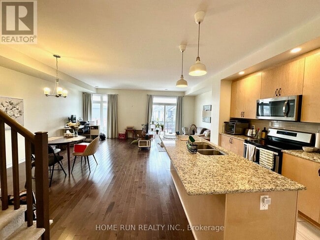 Photo - 572 Labrador Cres