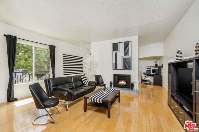 Photo - 2041 Roscomare Rd Casa