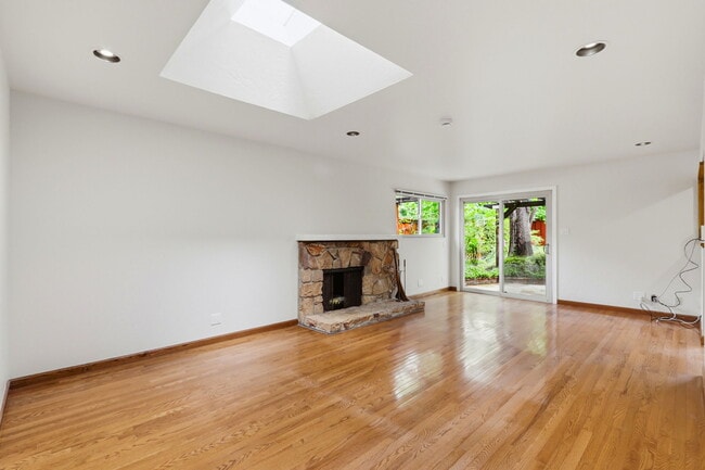 Photo - 927 Lorne Way