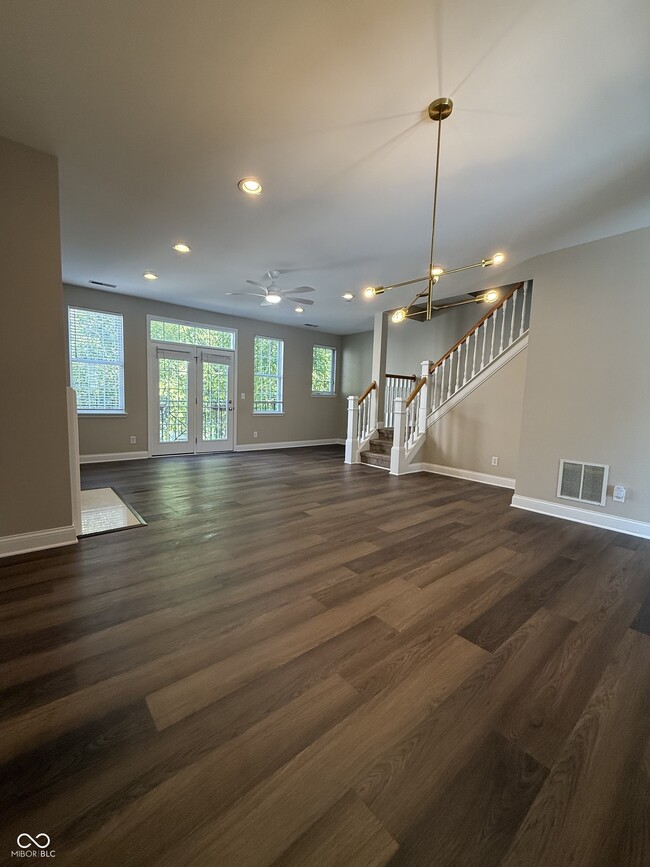 Photo - 925 Junction Pl