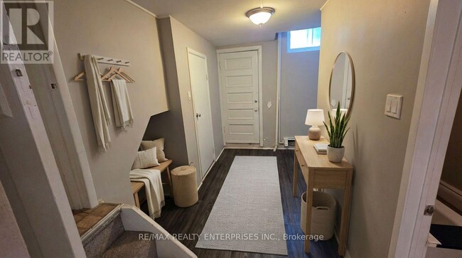 Photo - 142 Emerald St S