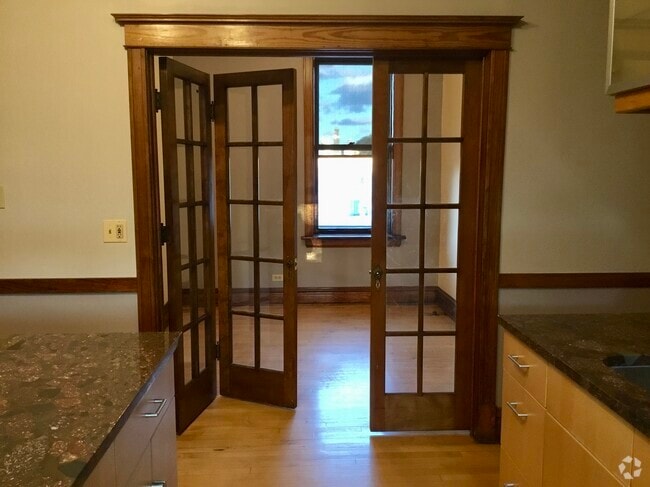 Building Photo - 2046 W Cortez St Unit 3rd Floor Rental