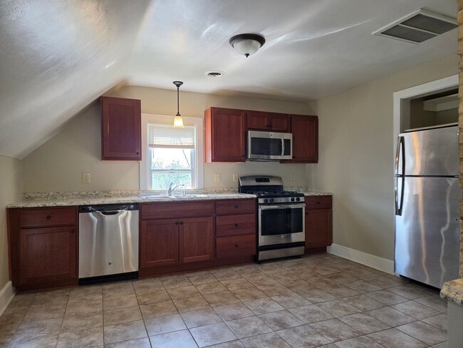 Building Photo - 2213 S Robinson Ave Unit UPPER