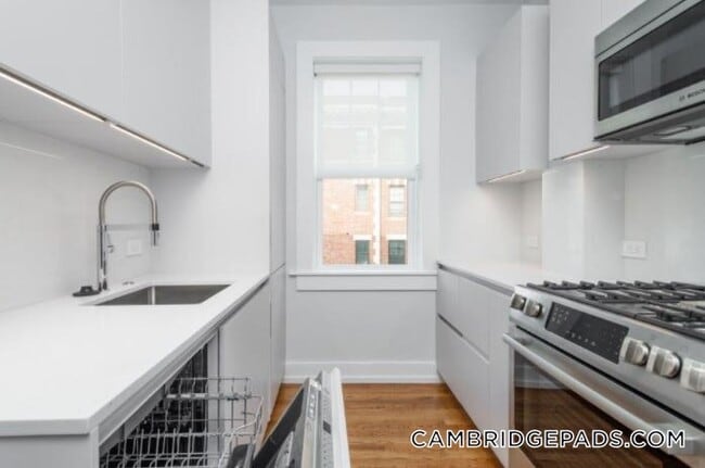 Building Photo - 16 Forest St