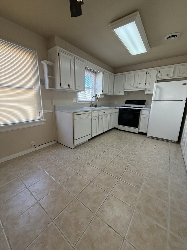 Photo - 1225 W Main St