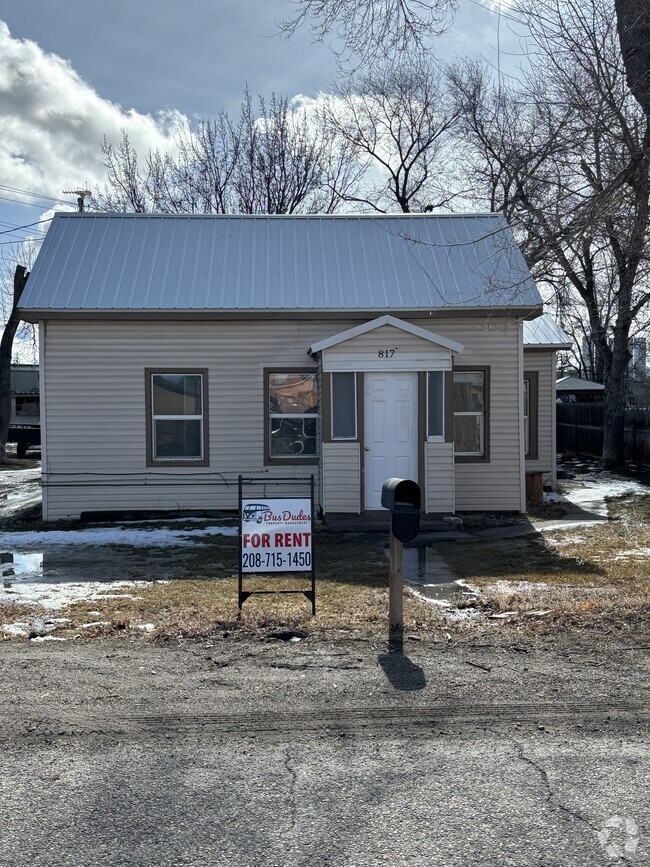 Building Photo - 817 1st St Rental