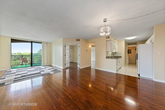 living room - 511 Aurora Ave Unit 602