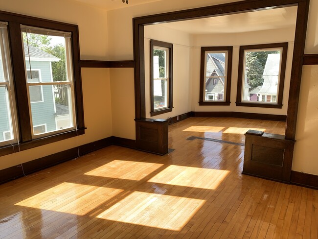 Living & Dining area - 1123 Elizabeth St Apartments